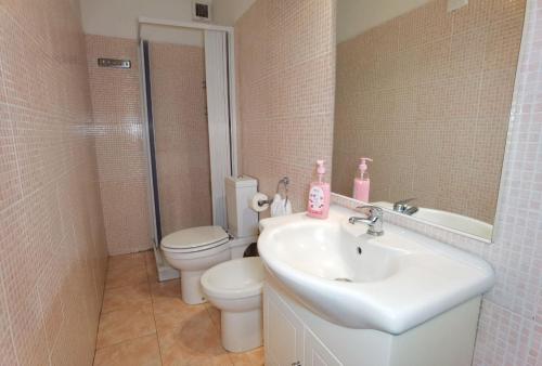 カターニアにあるLuxury Sisters House "Il Porticciolo"の洗面台、トイレ、鏡のあるバスルーム