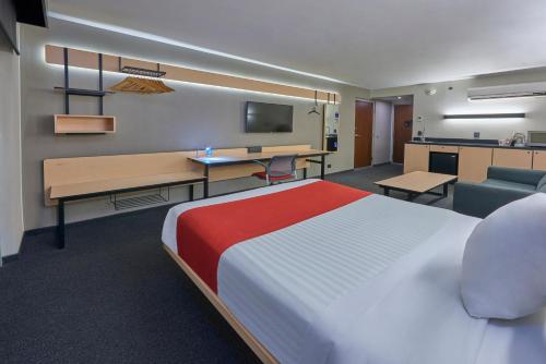 a hotel room with a bed and a desk at City Express by Marriott Ciudad de México Plaza Central in Mexico City