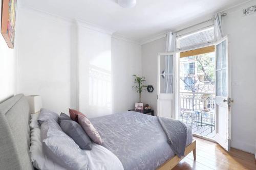 ein Schlafzimmer mit einem Bett und einem großen Fenster in der Unterkunft Comfy House Sydney Darling Harbour ICC Chinatown in Sydney