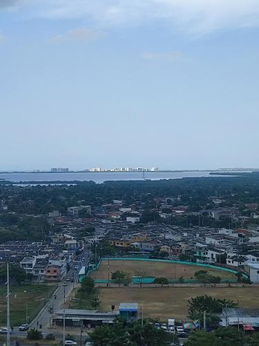 uma vista aérea de uma cidade com o oceano em Apartamento en cartagena de indias em Cartagena das Índias