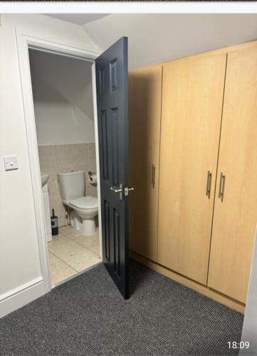 una puerta abierta a un baño con aseo en Northampton town en Kingsthorpe
