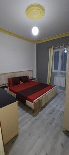 ein Schlafzimmer mit einem großen Bett in einem Zimmer in der Unterkunft T4 la douane in Bejaïa