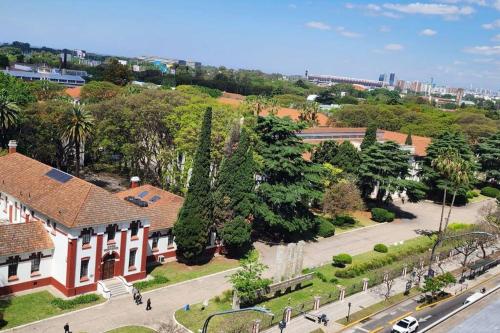 eine Draufsicht auf ein Haus mit einer Straße in der Unterkunft Excelente Departamento en Av. Del Libertador in Buenos Aires