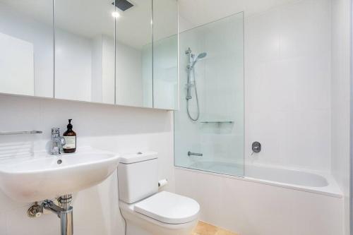 een badkamer met een wastafel, een toilet en een douche bij One Bedroom Self Catering Eden in Sydney