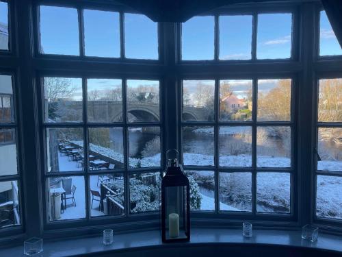 una ventana con vistas a un puente y a la nieve en The George - Sure Hotel Collection by Best Western, en Darlington