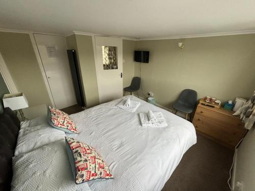 een slaapkamer met een bed met 2 kussens erop bij Netherby Guest House in Edinburgh
