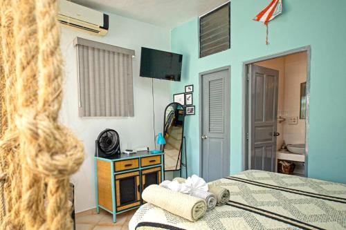 um quarto com uma cama e uma televisão e um quarto em Studio Apartment Center of Sosua close to Beach with Pool View em Sosúa