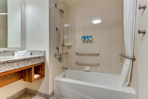 Drury Plaza Hotel Chattanooga Hamilton Place في تشاتانوغا: حمام مع حوض أبيض ومغسلة