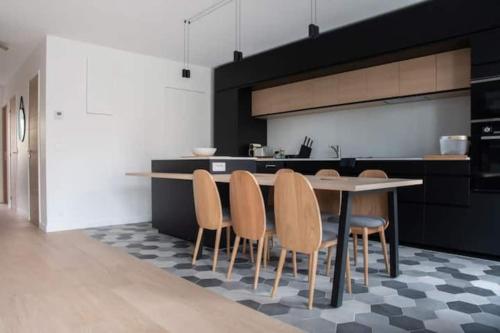 une cuisine avec une table et quatre chaises dans l'établissement Le QUAI Paris-Boulogne-île Saint Germain au calme avec parking, à Boulogne-Billancourt