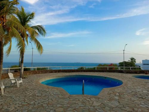 een zwembad met uitzicht op de oceaan bij Playa dorada in Pampatar