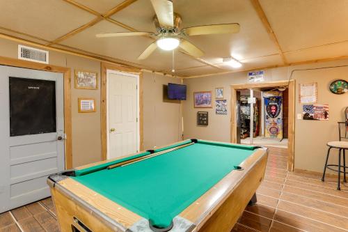Meja biliard di Historic Hardy Home with Game Room on Main Street