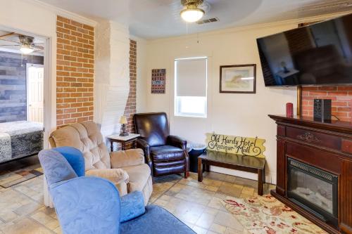 Televisyen dan/atau pusat hiburan di Historic Hardy Home with Game Room on Main Street