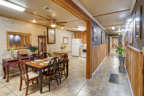 Gambar di galeri bagi Historic Hardy Home with Game Room on Main Street di Hardy