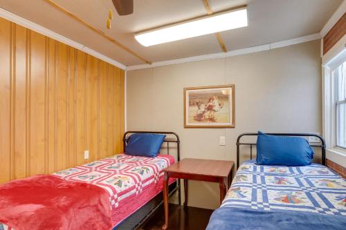 Katil atau katil-katil dalam bilik di Historic Hardy Home with Game Room on Main Street
