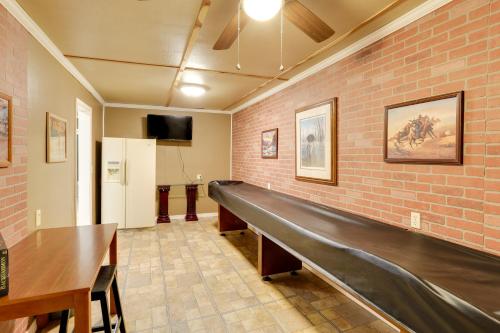 Televisyen dan/atau pusat hiburan di Historic Hardy Home with Game Room on Main Street