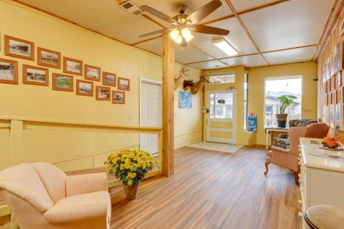 Ruang duduk di Historic Hardy Home with Game Room on Main Street