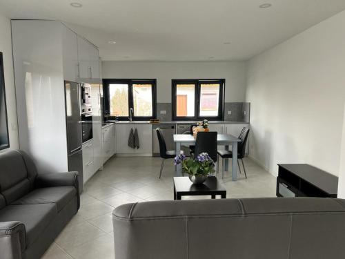 een woonkamer met een bank en een tafel bij CASA FLIPE t2 in Bragança
