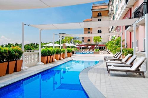Manila Marriott Hotel at Newport World Resortsの敷地内または近くにあるプール