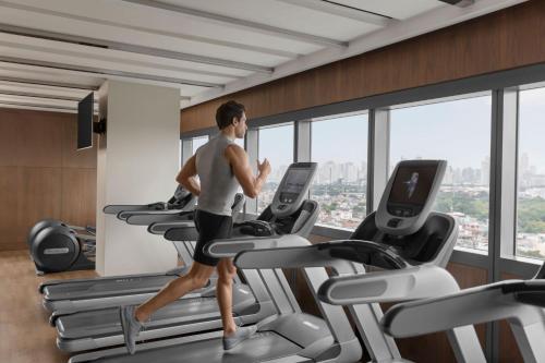 Manila Marriott Hotel at Newport World Resortsにあるフィットネスセンターまたはフィットネス設備
