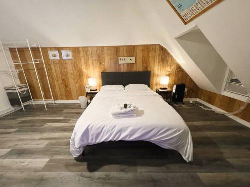 En eller flere senge i et værelse på Stay with Jay - Mapa Suite Cleveland