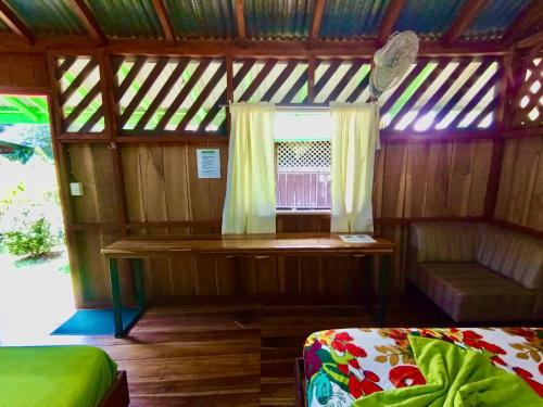 a small room with a bench and a window at Alouatta Hanging Bridges Adventure and Lodge in Cahuita