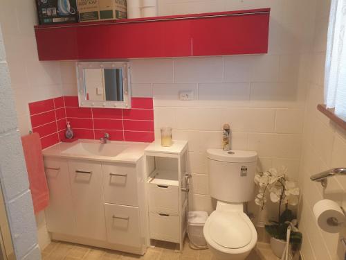 een badkamer met een wit toilet en een wastafel bij Wallaroo Sea View home in Wallaroo