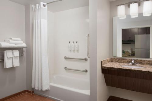 y baño con ducha y lavamanos. en TownePlace Suites Oklahoma City Airport, en Oklahoma City