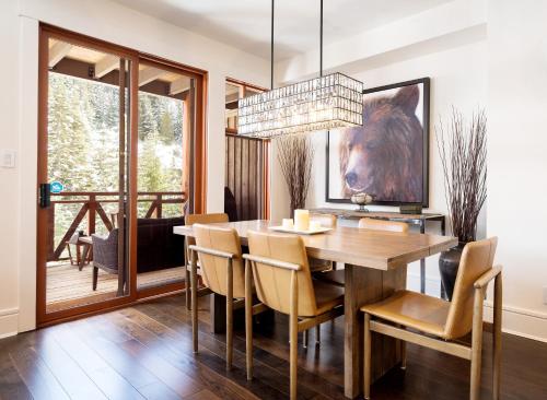 Φωτογραφία από το άλμπουμ του 3BR, Taluswood Heights, Luxury, Private Hot Tub, Ski-in Ski-Out, by Harmony Whistler σε Γουίσλερ