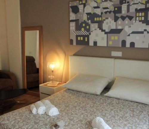 um quarto com uma cama com duas toalhas em Interno 9 Matera em Matera