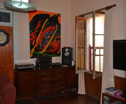 a living room with a dresser and a painting on the wall at B&B La Nona in Valparaíso
