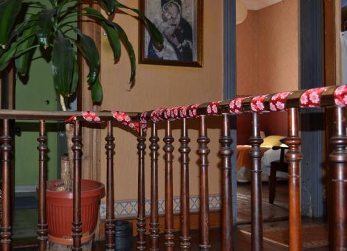 a fence with pink flowers on top of it at B&B La Nona in Valparaíso
