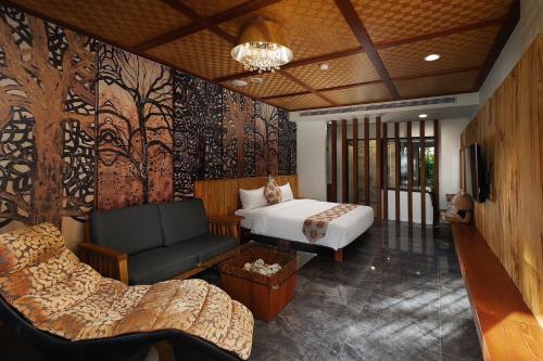 a hotel room with a bed and a couch at Oceanic Pearl Resort in Xiaoliuqiu