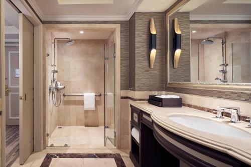 uma casa de banho com um chuveiro e um lavatório. em The Ritz-Carlton, Santiago em Santiago