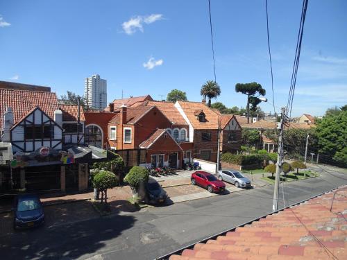 Vistas a un barrio residencial con casas y coches en Nomadia Hostel Boutique, en Bogotá