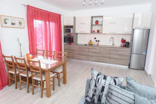 Apartments with parking space Kastel Stafilic, Kastela - 21591