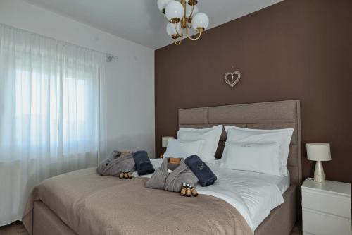 ein Schlafzimmer mit einem großen Bett mit zwei Kissen in der Unterkunft Holiday house with a parking space Cresnjevo, Zagorje - 22808 in Beretinec