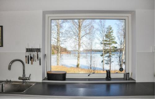 ventana de cocina con vistas al lago en Gorgeous Home In Gustavsfors With Kitchen en Gustavsfors