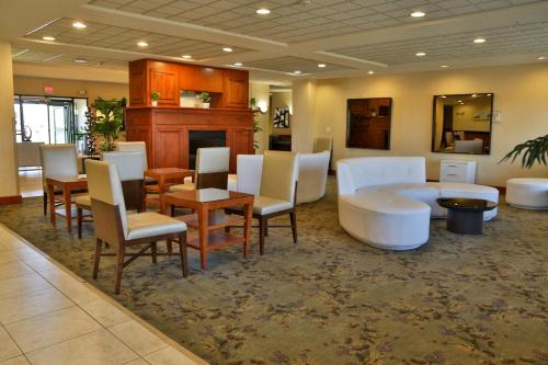 ロックスプリングスにあるSweetwater Lodge - Rock Springs - Green Riverのロビー(白い椅子とテーブルのある待合室付)