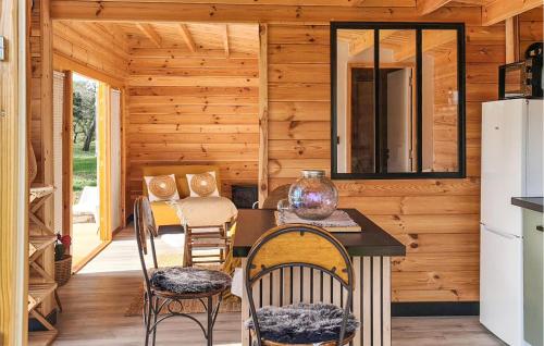 une cuisine avec une table et des chaises dans une cabine dans l'établissement Lovely Home In Le Luc With Wifi, au Luc