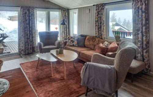ein Wohnzimmer mit Sofa und Tisch in der Unterkunft Four-Bedroom Holiday Home In Rendalen in Rendalen