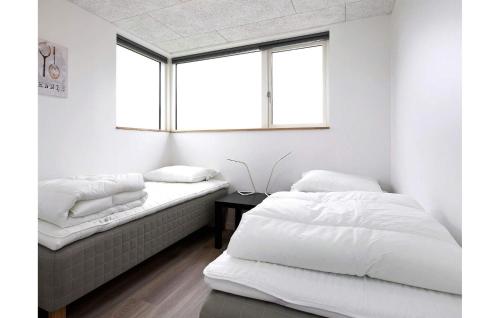 En eller flere senge i et værelse på Amazing Home In Vejby With Kitchen