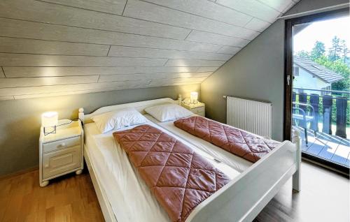 KemmerodeにあるFerienhaus 31 In Kirchheimの大きな窓付きの客室のベッド1台分です。