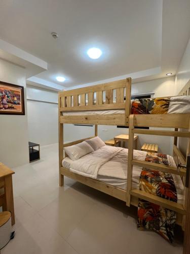 1 Schlafzimmer mit 2 Etagenbetten in einem Zimmer in der Unterkunft Villa Del Cascel in Bulala