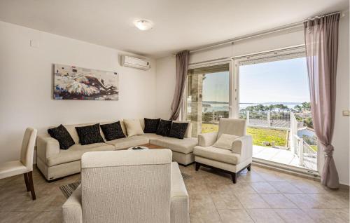 Posedenie v ubytovaní 3 Bedroom Beautiful Apartment In Banjol