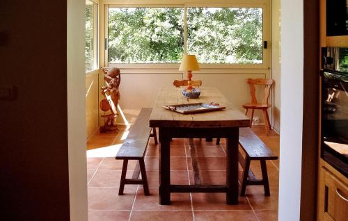 une salle à manger avec une table et une fenêtre dans l'établissement Villa La Bulle, à Grambois