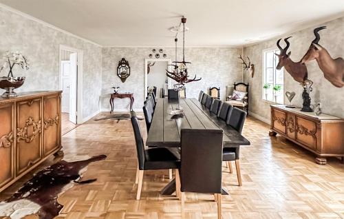 Χώρος καθιστικού στο 5 Bedroom Lovely Home In Ruda