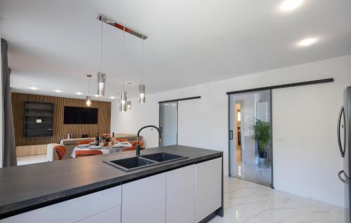 Nhà bếp/bếp nhỏ tại 3 Bedroom Beach Front Home In Pucisca