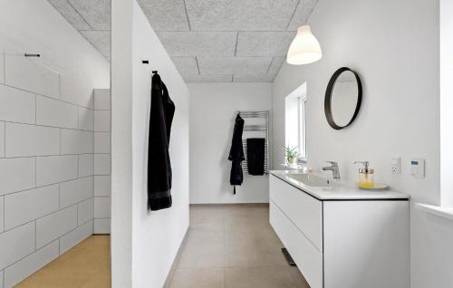 Baño blanco con lavabo y espejo en 5 Bedroom Gorgeous Home In Bjrn, en Bjerne