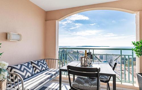 un balcon avec une table et des chaises et une vue sur l'océan dans l'établissement 1 Bedroom Amazing Apartment In Cannes, à Cannes