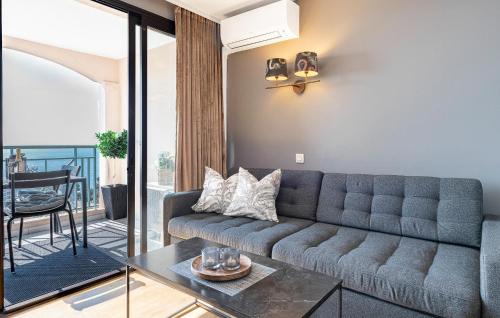 un salon avec un canapé et une table dans l'établissement 1 Bedroom Amazing Apartment In Cannes, à Cannes